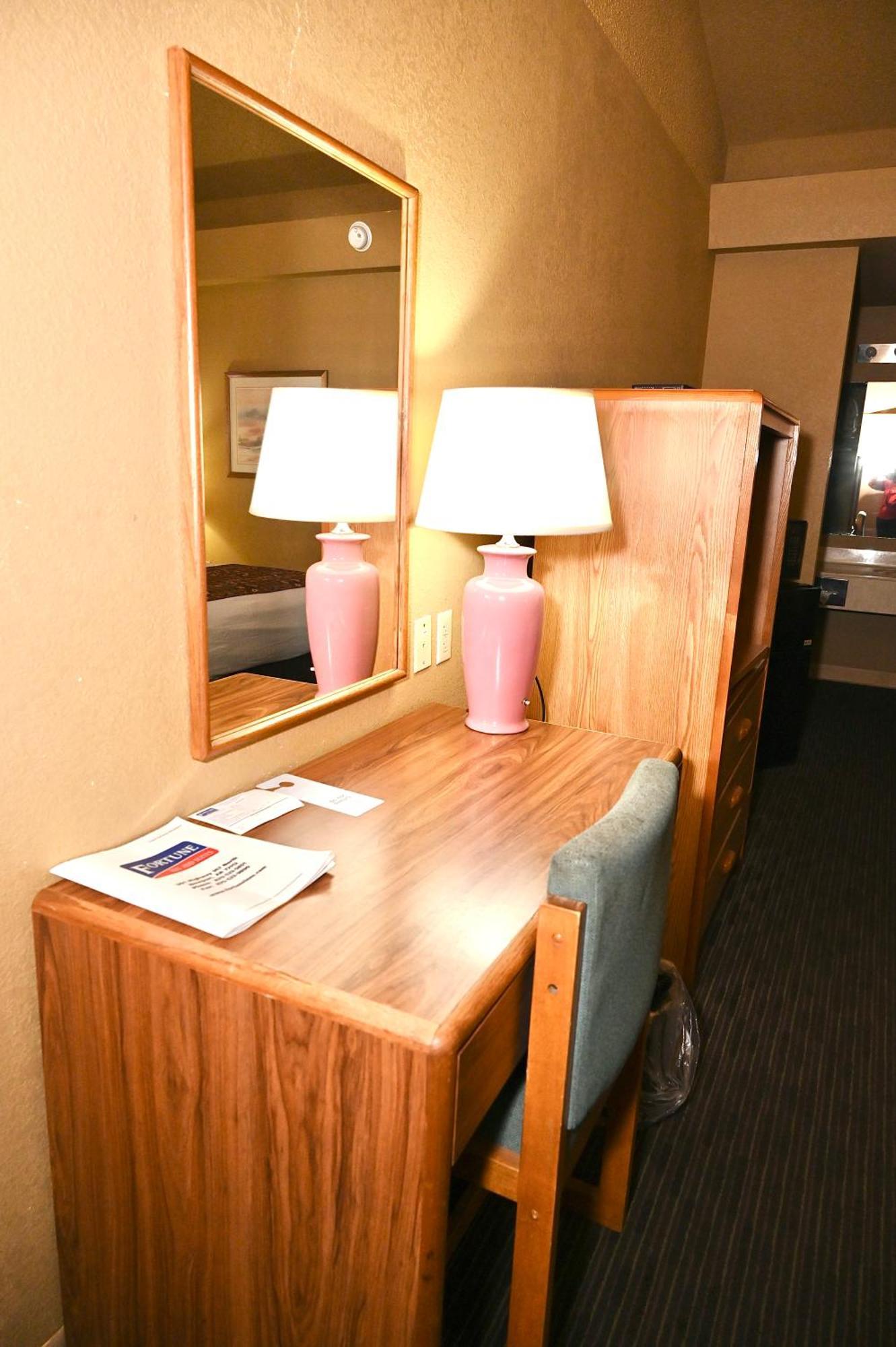 Fortune Inn & Suites Newport Eksteriør bilde