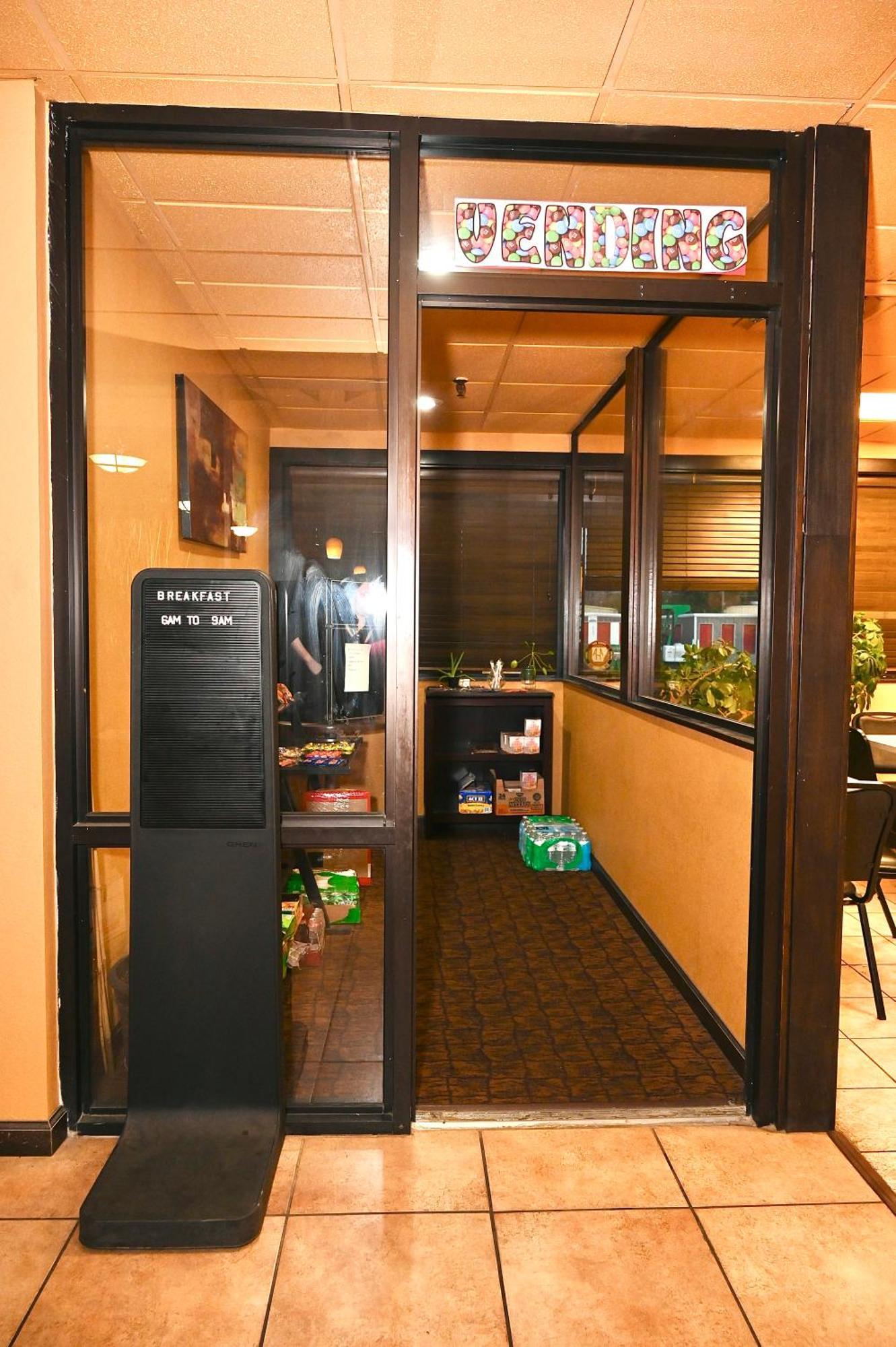 Fortune Inn & Suites Newport Eksteriør bilde